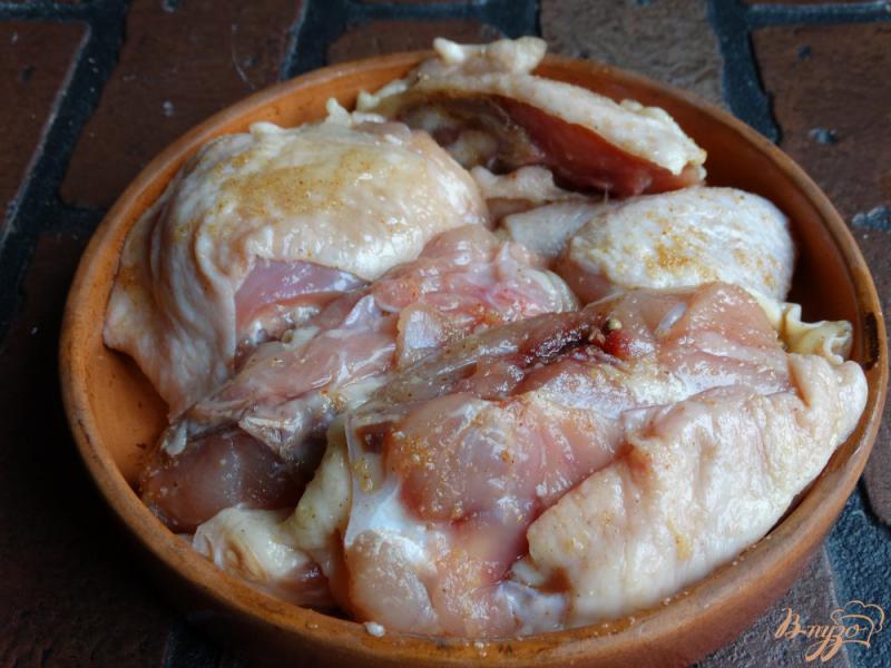 Фото приготовление рецепта: Курица запеченная со сливами и сыром шаг №3