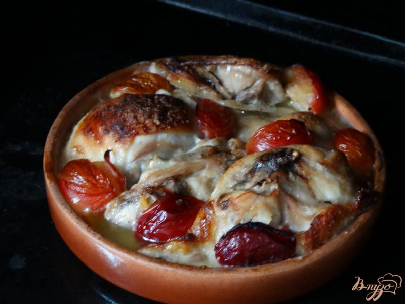 Фото приготовление рецепта: Курица запеченная со сливами и сыром шаг №5