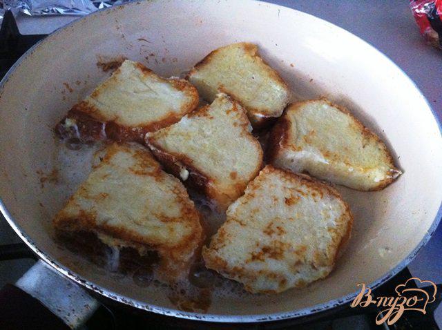 Фото приготовление рецепта: Гренки с сыром на завтрак шаг №7