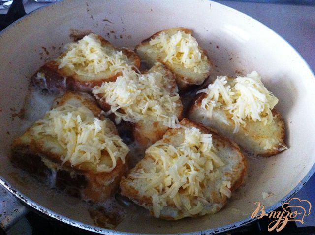 Фото приготовление рецепта: Гренки с сыром на завтрак шаг №8