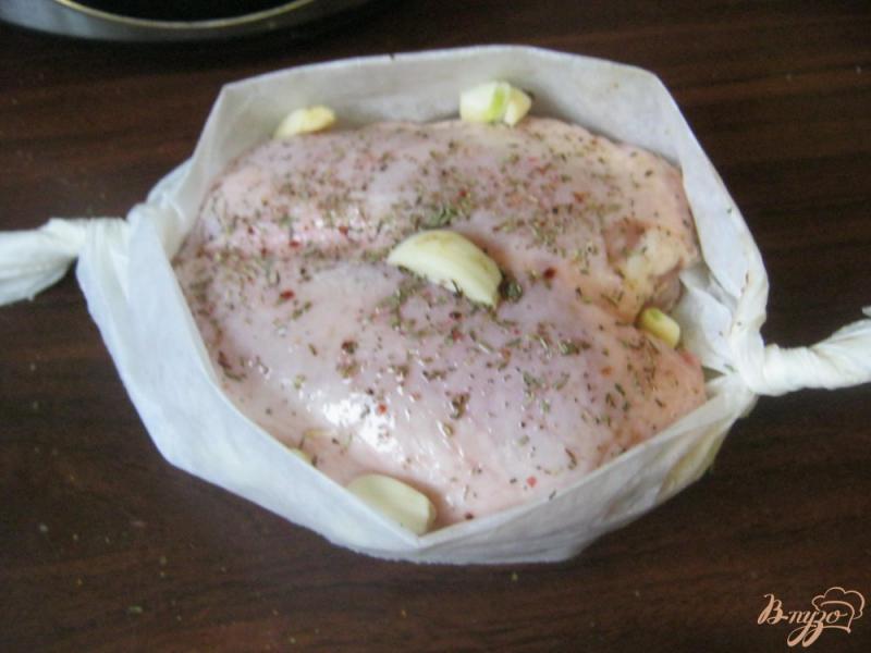 Фото приготовление рецепта: Куриная грудка с цукини и пореем на пару шаг №4