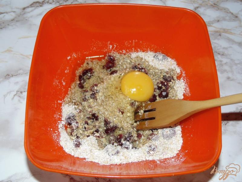 Фото приготовление рецепта: Овсяное печенье с клюквой в сахаре шаг №4
