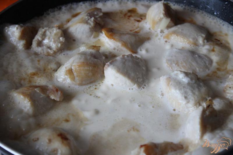 Фото приготовление рецепта: Курица в сметанном соусе шаг №6