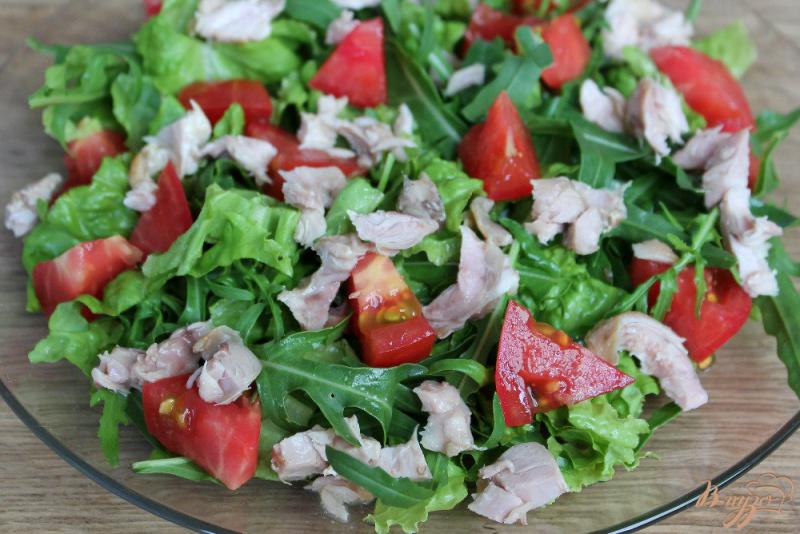 Фото приготовление рецепта: Салат с помидорами, мясом кролика и оливками шаг №3