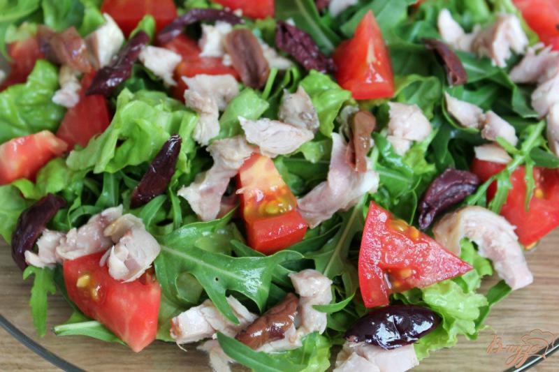 Фото приготовление рецепта: Салат с помидорами, мясом кролика и оливками шаг №4