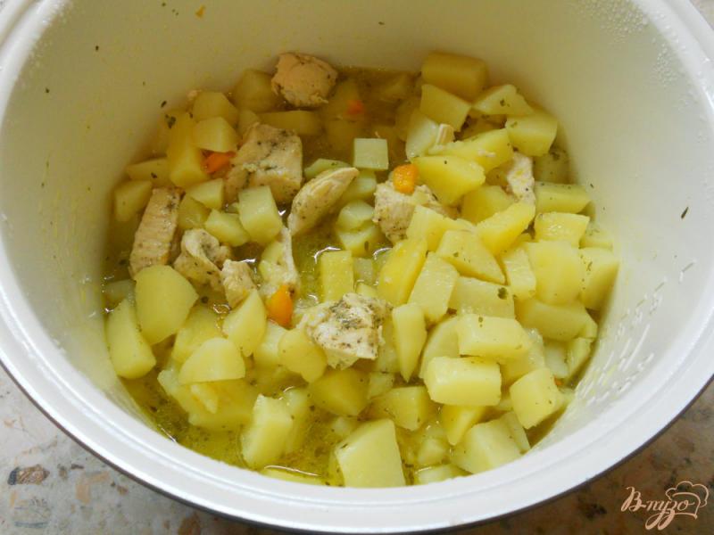 Фото приготовление рецепта: Картофель тушеный с куриным филе в мультиварке шаг №5