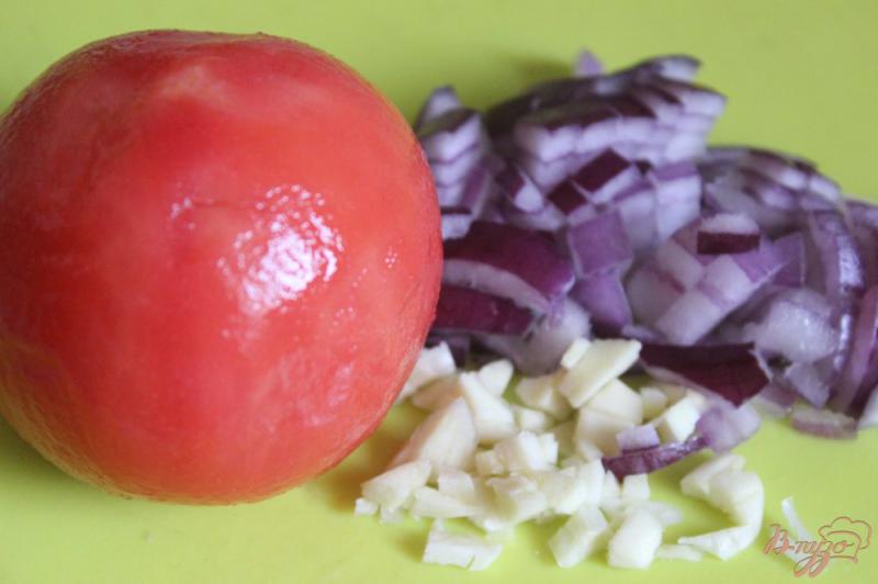 Фото приготовление рецепта: Салат из белой фасоли с чоризо шаг №1