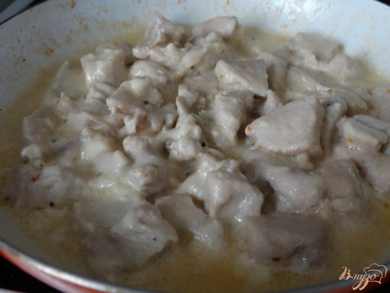 Фото приготовление рецепта: Подлива из куриной грудки с плавленым сыром шаг №4