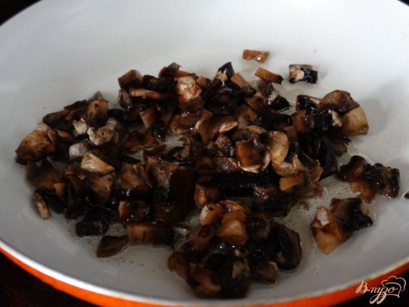 Фото приготовление рецепта: Картофельные оладьи с грибами шаг №3