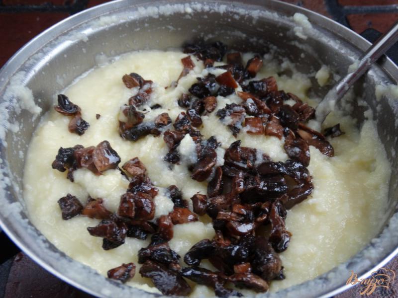 Фото приготовление рецепта: Картофельные оладьи с грибами шаг №4