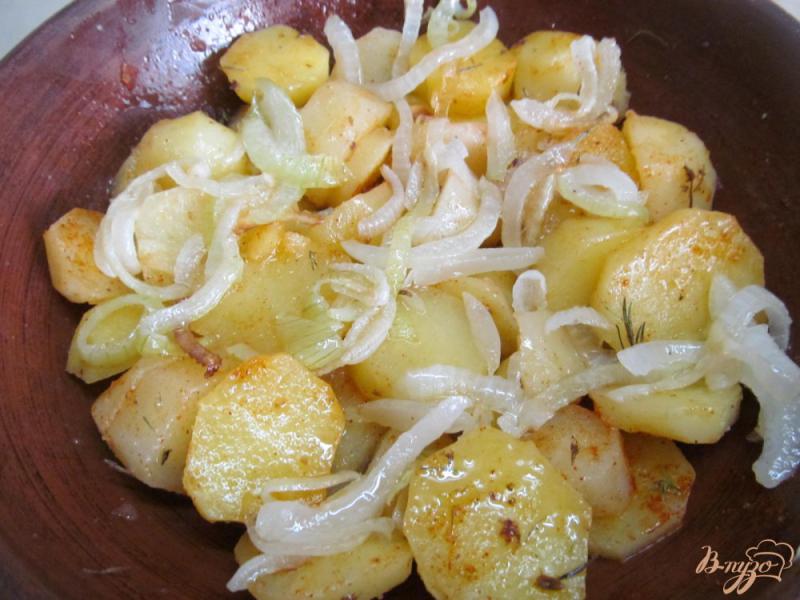 Фото приготовление рецепта: Запеченный картофель под сырной корочкой шаг №3