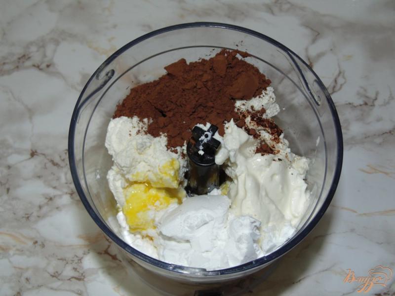 Фото приготовление рецепта: Шоколадно-творожная запеканка с черносливом шаг №2