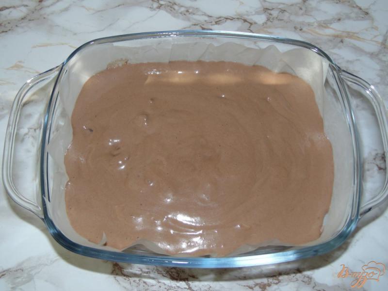 Фото приготовление рецепта: Шоколадно-творожная запеканка с черносливом шаг №5
