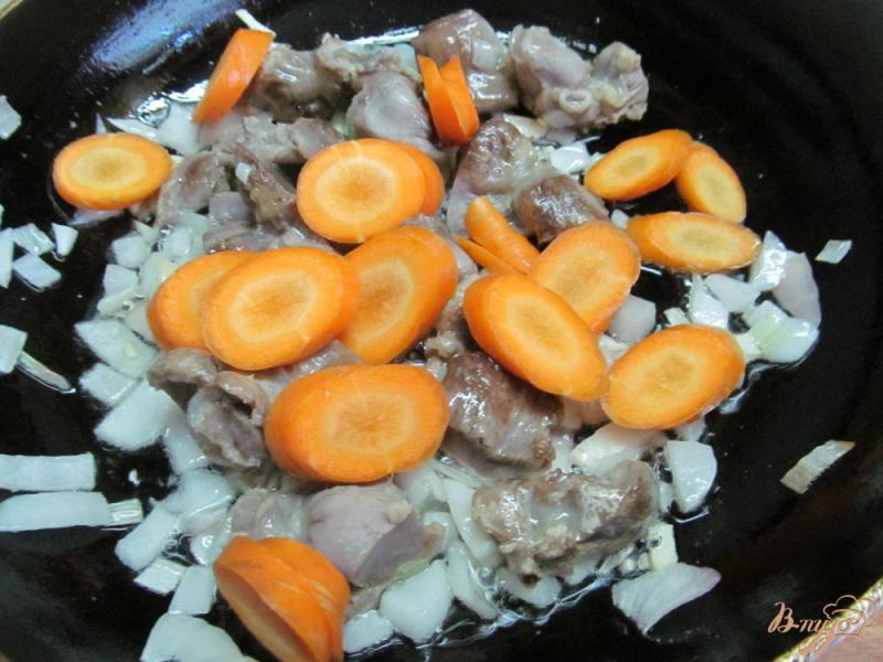 Фото приготовление рецепта: Куриные желудочки с овощами шаг №2
