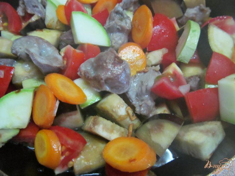 Фото приготовление рецепта: Куриные желудочки с овощами шаг №4