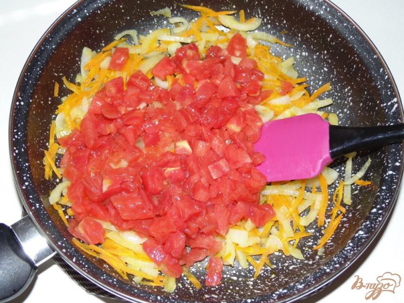 Фото приготовление рецепта: Тушеная капуста с помидорами и белой фасолью шаг №4