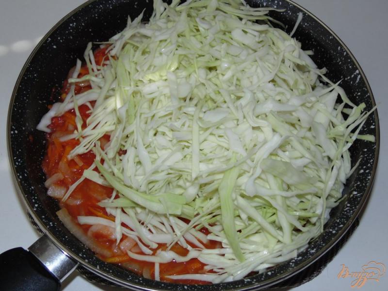 Фото приготовление рецепта: Тушеная капуста с помидорами и белой фасолью шаг №5