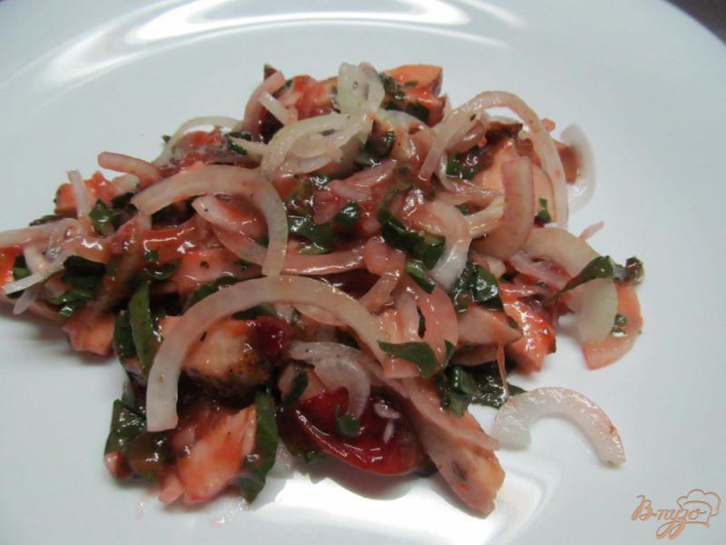 Фото приготовление рецепта: Салат из сливы с копченым мясом шаг №8