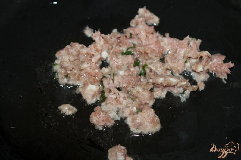 Фото приготовление рецепта: Баклажанные роллы с свиным фаршем, зеленым перцем и зеленью шаг №4