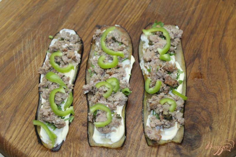 Фото приготовление рецепта: Баклажанные роллы с свиным фаршем, зеленым перцем и зеленью шаг №10