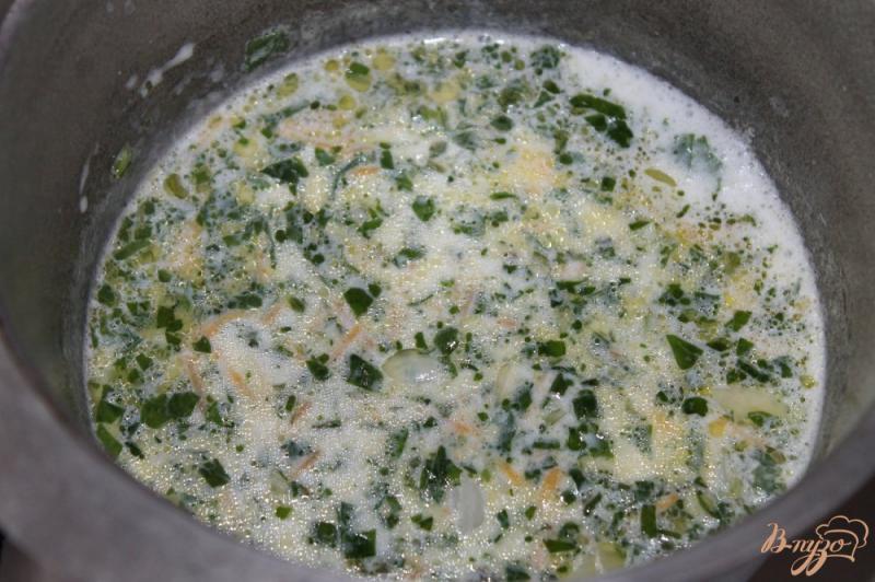 Фото приготовление рецепта: Сливочный крем - суп со шпинатом и лососем шаг №5