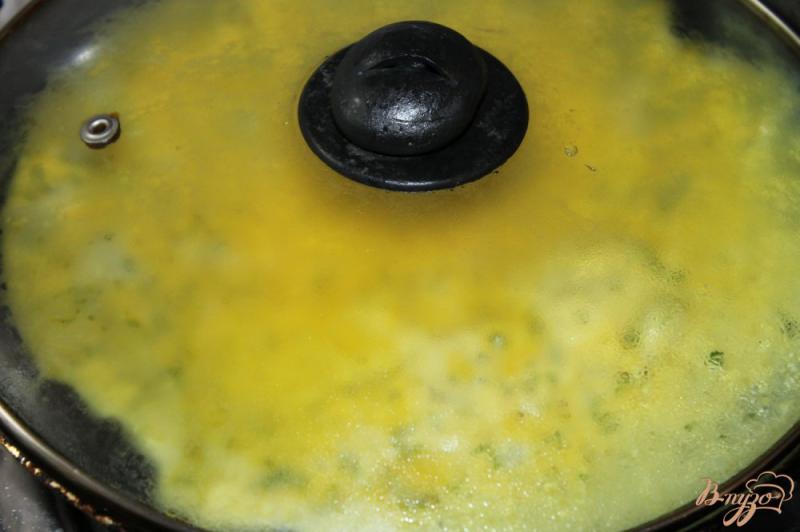 Фото приготовление рецепта: Омлет фаршированный овощной сальсой шаг №4