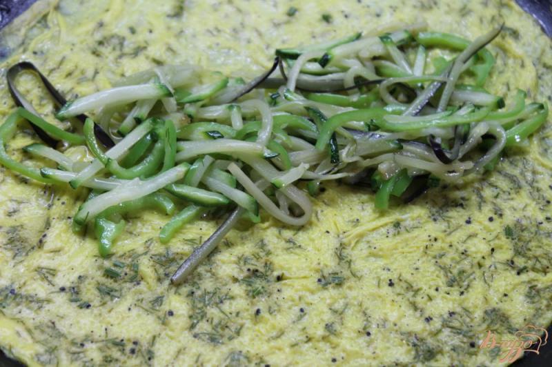 Фото приготовление рецепта: Омлет фаршированный овощной сальсой шаг №7