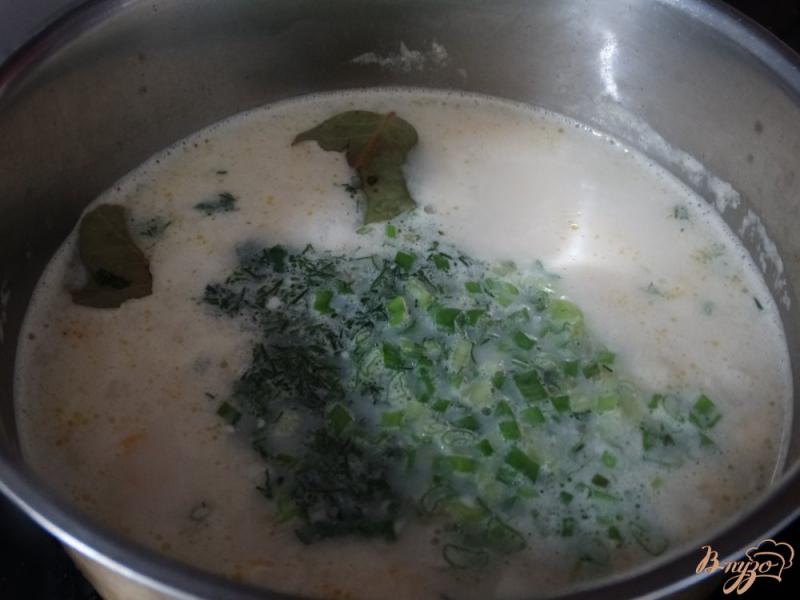 Фото приготовление рецепта: Куриный суп с плавленным сырком и цветной капустой шаг №8