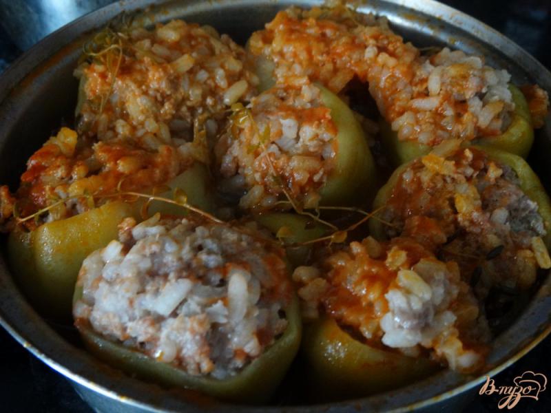 Фото приготовление рецепта: Перец фаршированный в томатном соусе с тимьяном шаг №7