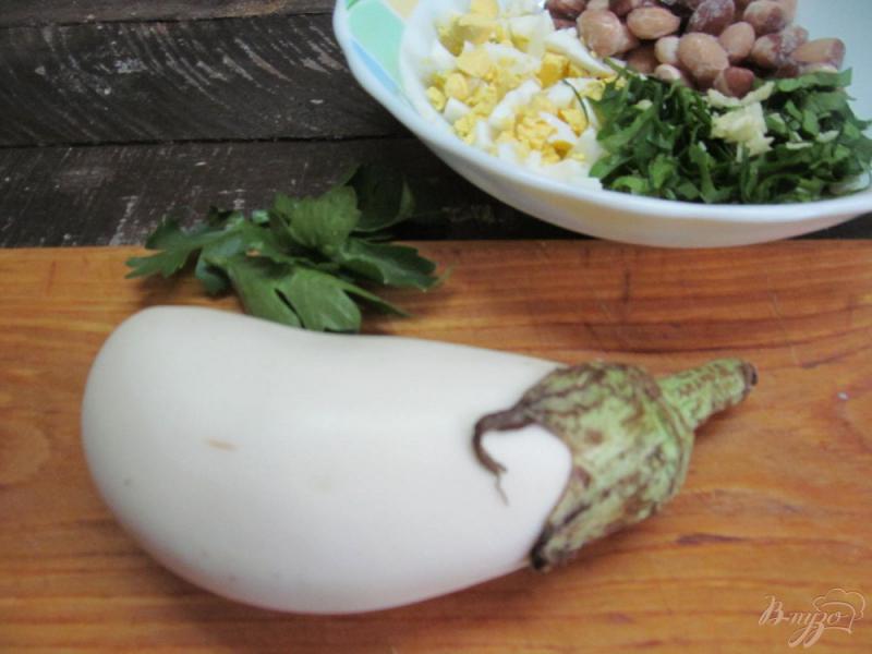 Фото приготовление рецепта: Салат из фасоли с баклажаном шаг №2