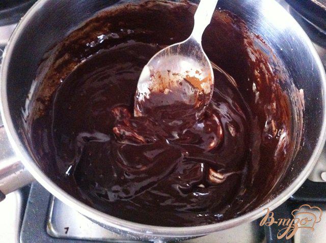 Фото приготовление рецепта: Кокосовые сырники с шоколадным соусом шаг №7