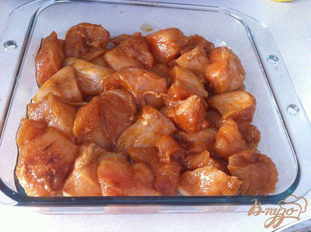 Фото приготовление рецепта: Куриное филе запеченное с моцареллой, помидорами и базиликом шаг №4