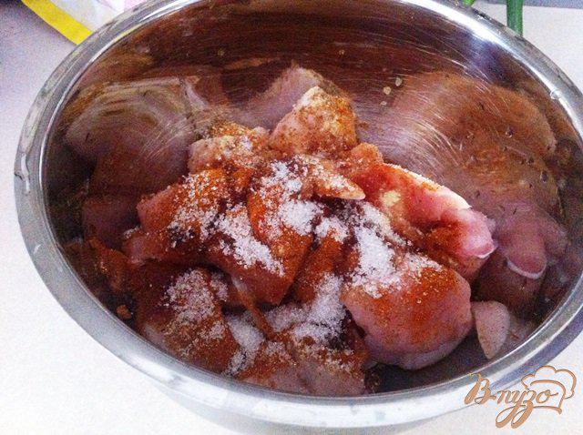 Фото приготовление рецепта: Куриное филе запеченное с моцареллой, помидорами и базиликом шаг №2