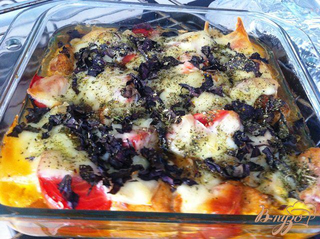 Фото приготовление рецепта: Куриное филе запеченное с моцареллой, помидорами и базиликом шаг №7