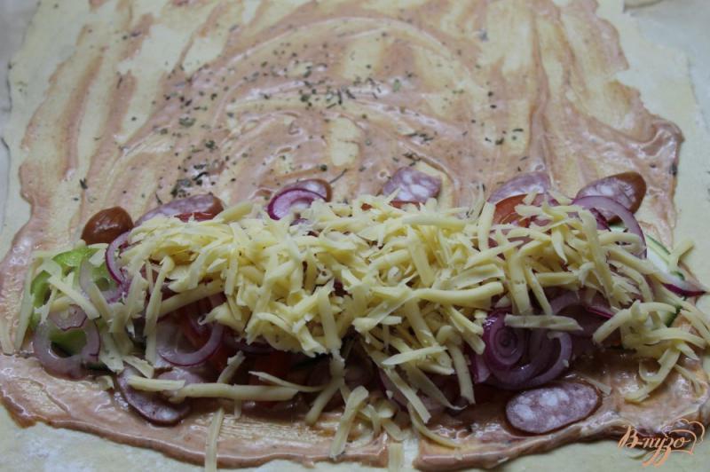 Фото приготовление рецепта: Пицца стромболи с мясом  и овощами шаг №6