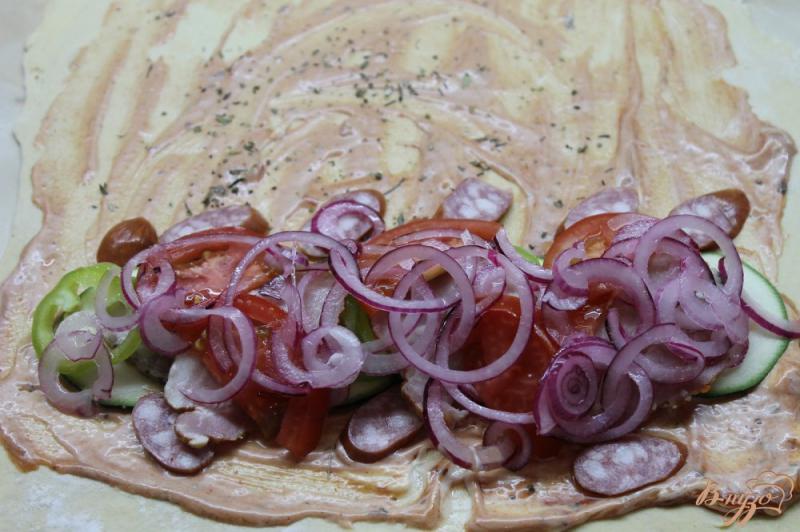 Фото приготовление рецепта: Пицца стромболи с мясом  и овощами шаг №5