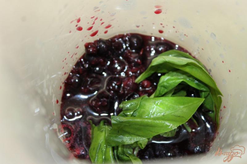 Фото приготовление рецепта: Смородиновый соус из базиликом шаг №4