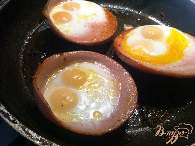Фото приготовление рецепта: Завтрак с перепелиными яйцами в колбасе шаг №2