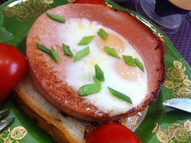 Фото приготовление рецепта: Завтрак с перепелиными яйцами в колбасе шаг №3