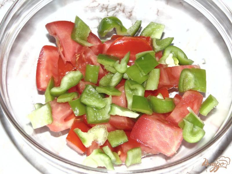 Фото приготовление рецепта: Овощной салат с крабовыми палочками, фасолью и твердым сыром шаг №3