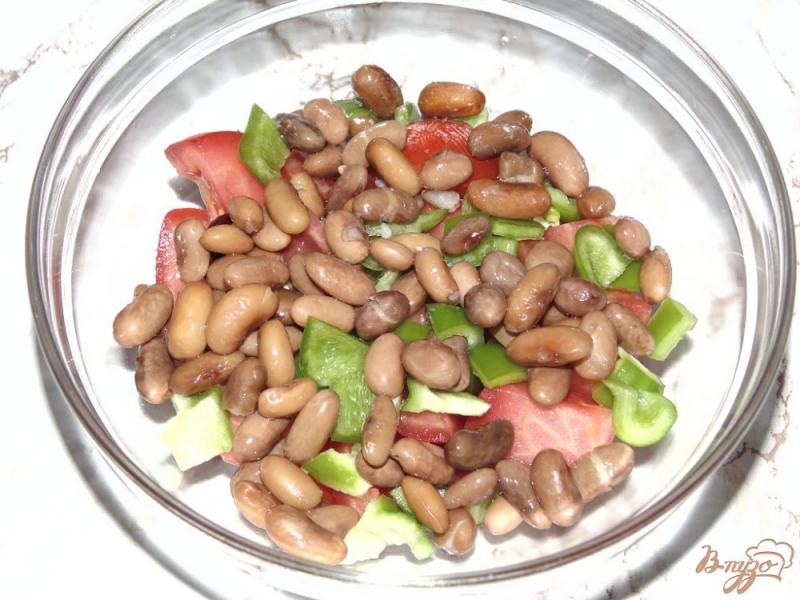 Фото приготовление рецепта: Овощной салат с крабовыми палочками, фасолью и твердым сыром шаг №4