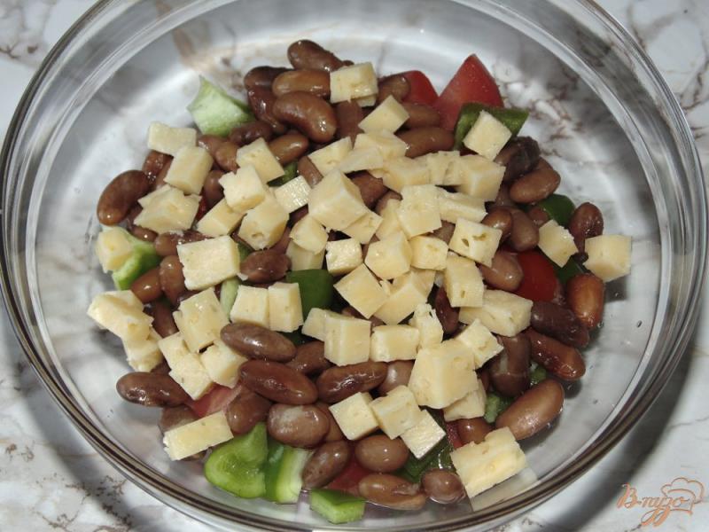 Фото приготовление рецепта: Овощной салат с крабовыми палочками, фасолью и твердым сыром шаг №5