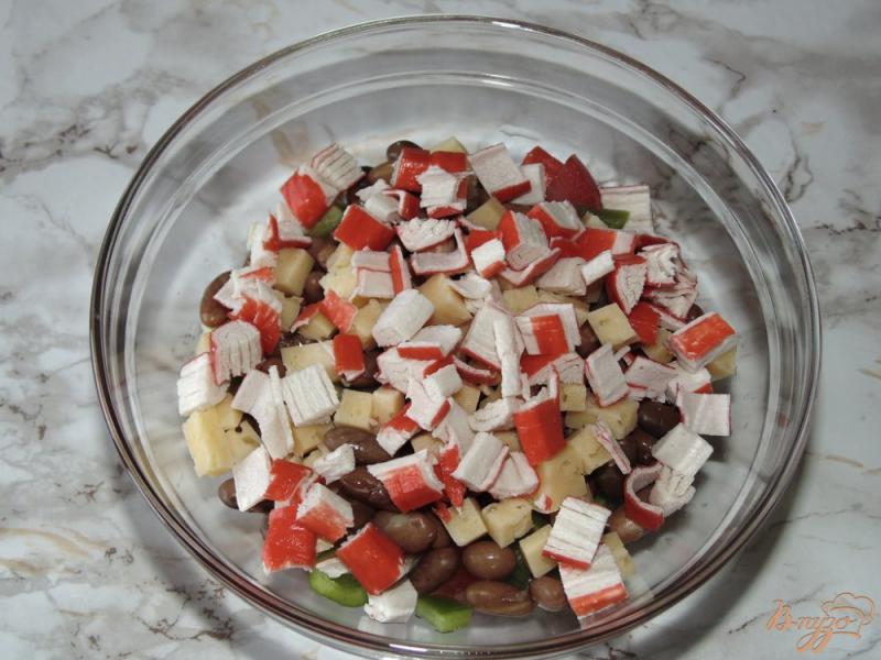 Фото приготовление рецепта: Овощной салат с крабовыми палочками, фасолью и твердым сыром шаг №6