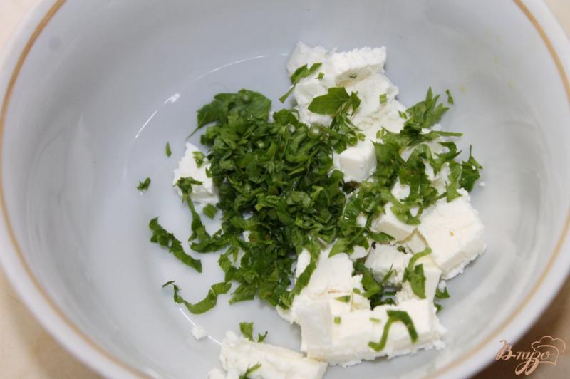 Фото приготовление рецепта: Баклажанные роллы из сыром фета, зеленью и перцем шаг №6
