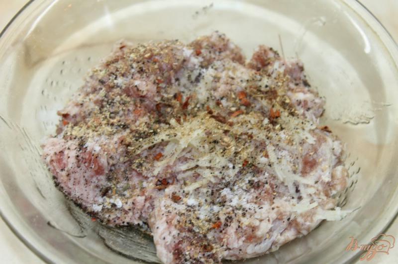 Фото приготовление рецепта: Бургер из свиной котлетой с базиликом, овощами и сыром шаг №2