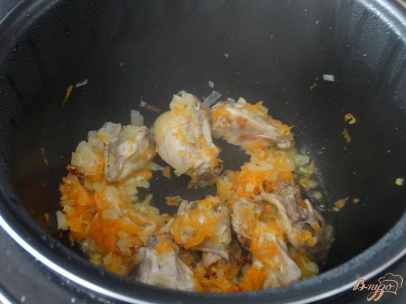 Фото приготовление рецепта: Курица тушеная с молодой капустой в мультиварке шаг №3