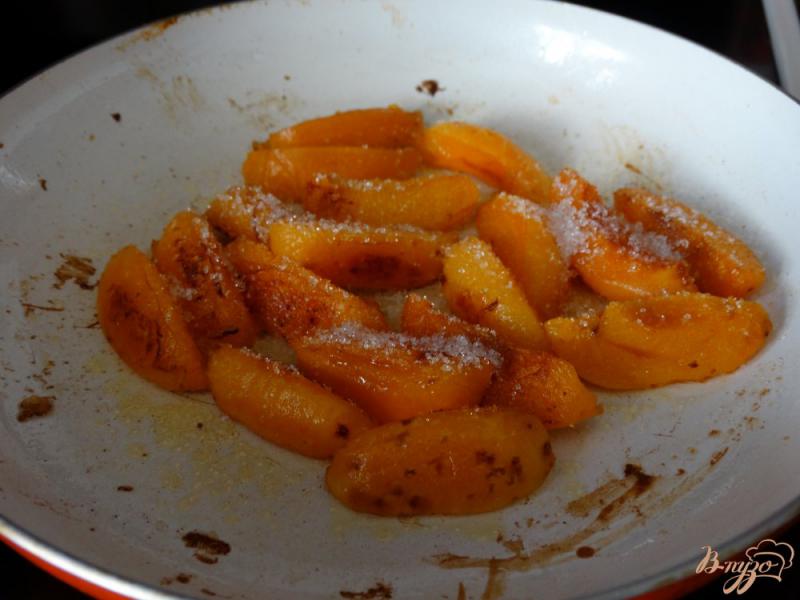 Фото приготовление рецепта: Гренки с карамелизованными абрикосами шаг №7