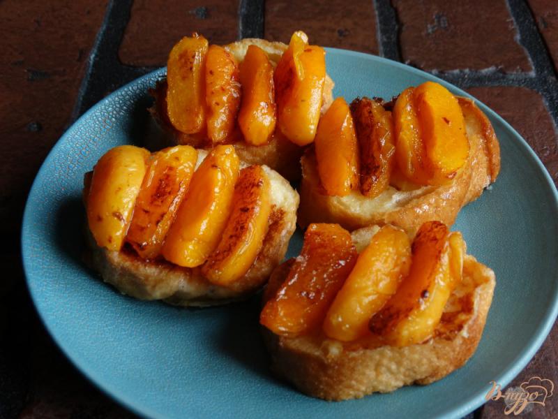 Фото приготовление рецепта: Гренки с карамелизованными абрикосами шаг №8