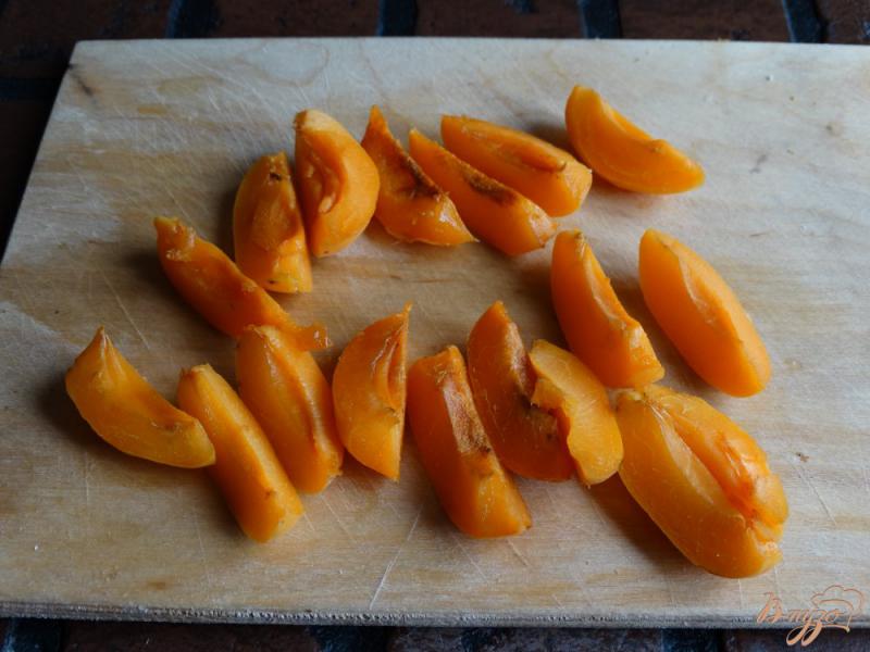 Фото приготовление рецепта: Гренки с карамелизованными абрикосами шаг №6