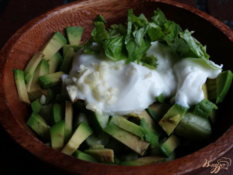 Фото приготовление рецепта: Пикантный салат из авокадо и огурца шаг №3